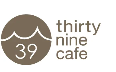 茶色の円の中に白い波線と39の数字が描かれ、その右側にthirty nine cafeの文字が配置されたロゴマーク