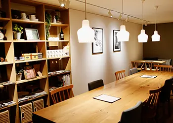 ペンダントライトの温かな光に照らされたthirty nine cafeの内観。